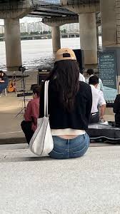 길거리뒷모습'|버스를 기다리는 백발 노인의 뒷모습 배경 및 무료 다운로드를위한 그림 - Pngtree