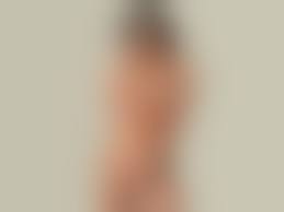 голая прикрывается|Девушка прикрывается полотенцем в бане - фото