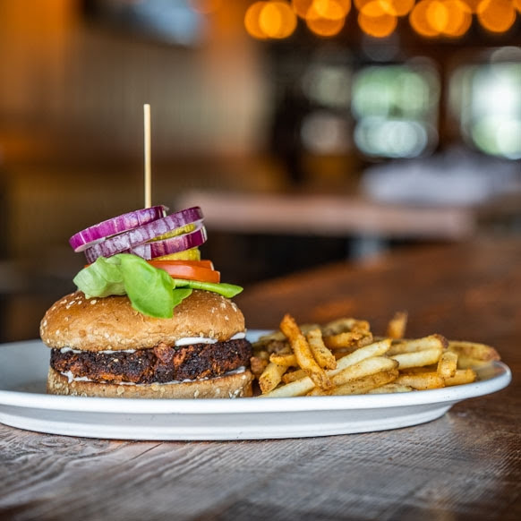 Blatt Beer & Table by null