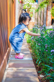 little girl pee standing|Little girl need a pee Stock 写真 | Adobe Stock