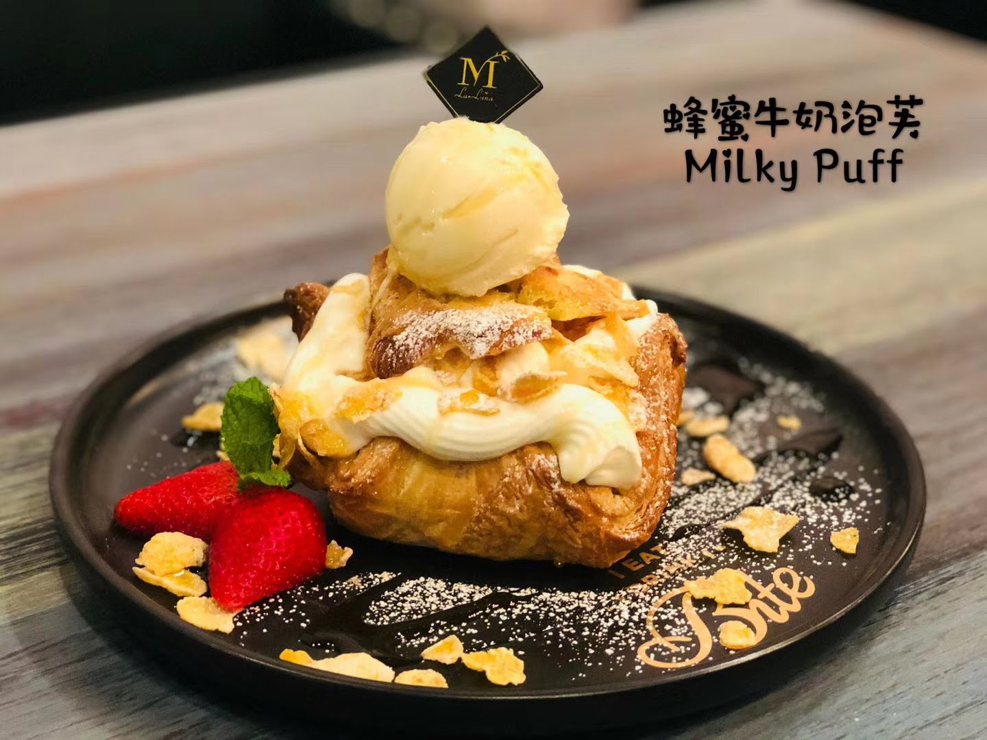 La Luna Tea and Dessert Bar by null