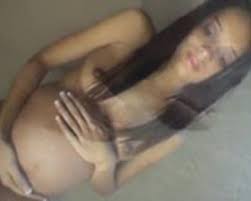 Donna incinta di mesi si masturba sotto la doccia jpg x Incinta si