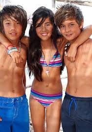 幼稚園　プール　裸девочки в купальниках|Две маленькие девочки в купальниках стоят в бело-синей лодке на песке на  фоне моря, поднимая руки вверх | Премиум Фото