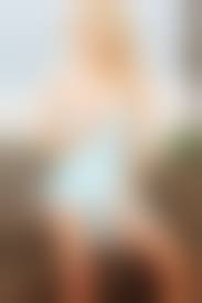 Голые Писи маленьких|Загорелая обнаженная девушка с маленькими дойками - фото