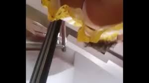 Upskirt mostrando coño bajo falda subiendo la escalera jpg x Upskirt bajo falda