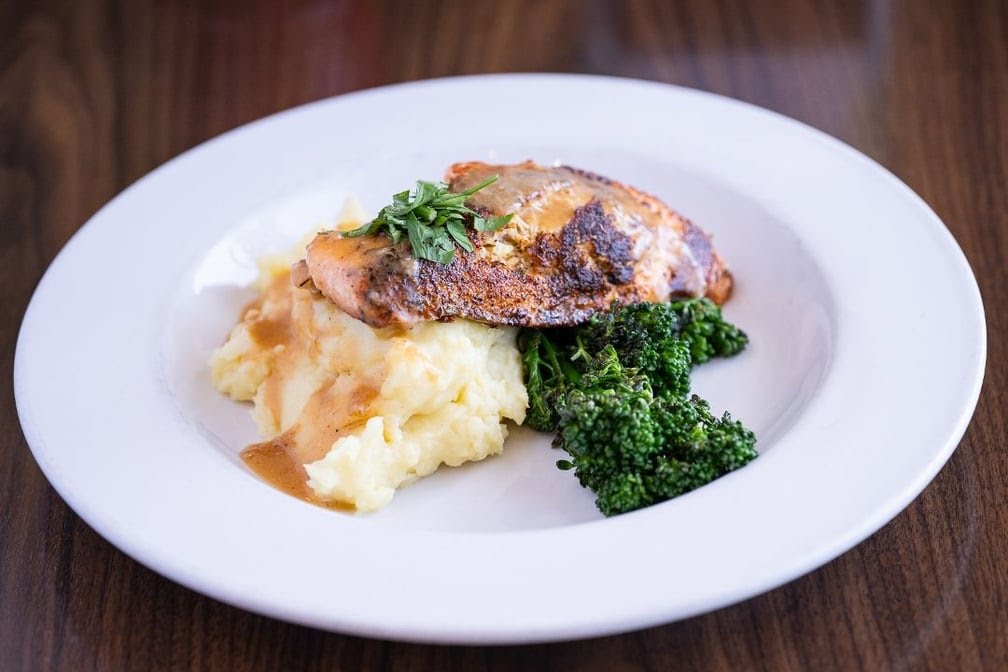 R/10 Social House by null