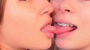 Easaatbaaaaaa atvtvrwiokqcfmco jpg x Girls tongue kissing