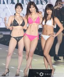 熊田曜子 十代 水着|熊田曜子、ビーチに青いビキニ姿で寝そべり、シックスパックの腹筋を披露…大胆ポーズでスレンダーボディーの魅力全開 | WEBザテレビジョン