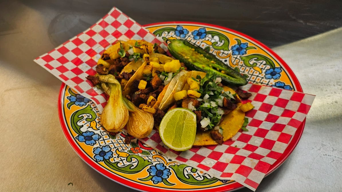 Tacos y Mariscos Los Carnales inc. by null