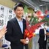 【参院選】当確の朝日健太郎氏 喪章胸に黙禱
