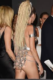 Miley cyrus at grammys wows jpg x Miley cyrus nude photos