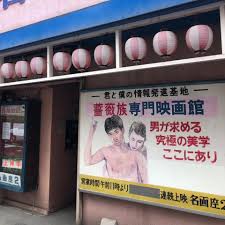  映画館　露出|写真）“露出コーデ”が賛否を呼んだ美女モデル21歳、「くびれ際立つ」大胆コーデに騒然「街で見たら気絶する」 - エンタメ - ニュース ｜クランクイン！