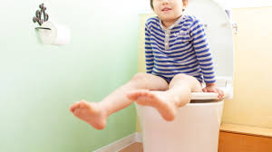  子供　おしっこ|おしっこをする幼稚園男児 写真素材 [ 2415899 ] - フォトライブラリー photolibrary