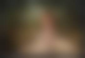 nude punk|パンクの髪が床の上で丸くとヌードの写真素材・画像素材 Image 4285396