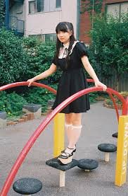 ジュニアアイドル黒宮れいスジ|駿河屋 - 【買取】黒宮れい/膝上・水着オレンジ・ベージュ・両手下・体正面・首傾げ・背景緑/DVD「夏少女 黒宮れい  Part3」特典生写真（女性生写真）