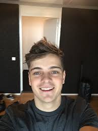 young selfies|欧州で小さな女の子を Selfie はイタリアの夏の休暇中にビーチが幸せの写真素材・画像素材 Image 79438916