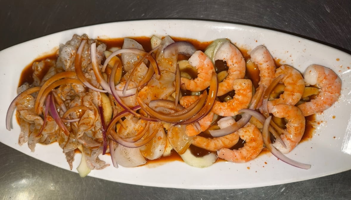 Mariscos y Sushi Los Tomateros by null