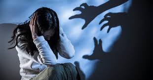 テロリスト　レイプ|断念された建物に人質の若い女性を誘拐する銃を保持しているテロリストの男。レイプ、テロ、犯罪、暴力、強盗、女性の受胎のキラー。の写真素材・画像素材  Image 84611198