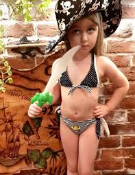 девочки в плавках