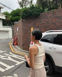 길거리뒷모습'|화창한 날 데님을 입은 여성의 뒷모습이 도시 거리를 걷는다 로열티 무료 사진, 그림, 이미지 그리고 스톡포토그래피. Image  125706627