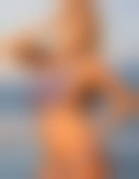 ヌードペインティング　女性|赤いガーベラを使ったシルバーのボディペインティングで裸の女性の体。の写真素材・画像素材 Image 116145786