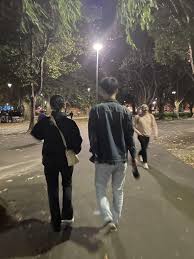 길거리뒷모습'|프라하의 밤 거리를 걷는 소녀의 뒷모습 로열티 무료 사진, 그림, 이미지 그리고 스톡포토그래피. Image 147365360