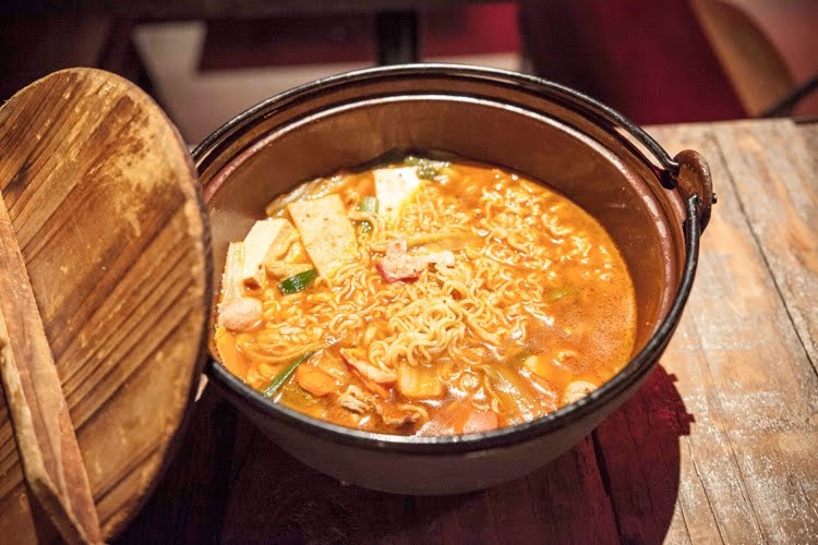 Ohho Noodles Market by null