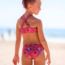 bikini beatch teens|ピンクのビキニ ビーチで美しい十代の少女の写真素材・画像素材 Image 21228436