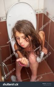 Little girl diarrhea|Little girl diarrheaストック動画、ロイヤリティフリーLittle girl diarrhea動画 | Depositphotos