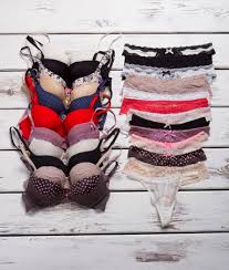 panty bra laying|ベッドに横たわっている下着の眠っている女性 | プレミアム写真