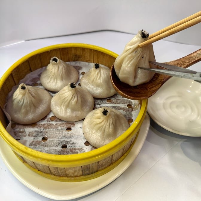 Din Soup Dumplings 鼎泰轩 by null
