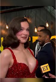 Hailee steinfeld smolders tight nude gown world premiere dickinson jpg x Hailee steinfeld sex