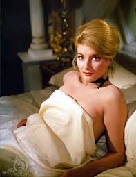 Daniela Bianchi sex|ダニエラ・ビアンキ  ナイスバディー？を売り？では無く、肌の露出も控えめだったけど、雰囲気美女！？気品漂うヨーロッパ貴族の娘感がボンドガール最強！と呼ぶ声も頷ける？かも！  : 燃えよ！映画論