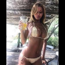 zahia sexy|Zahia fait encore monter la température - 20 minutes