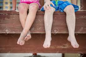 голые маленькие дети|Крупным Планом Маленькие Дети Сидят На Деревянном Пирсе И Наслаждаются  Летним Днем Голые Ноги Мальчик И Девочка Брат И Сестра Отдыхают У М —  стоковые фотографии и другие картинки Мол - iStock