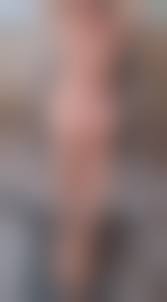 Relaxing naked milf|