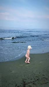 naked toddlers|白い背景に「検閲済み」のマークが付いた白人の裸の幼児で、笑う。写真素材1908854251 | Shutterstock