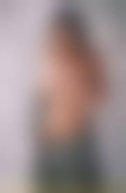 голая прикрывается|Девушка прикрывается полотенцем в бане - фото