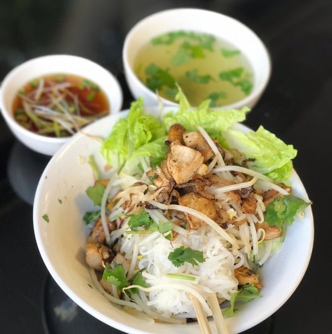 Pho Chau by null