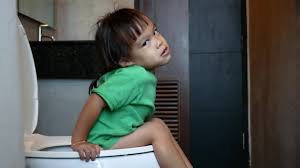 Little girl diarrhea|小さな女の子の胃に苦しむし トイレ 下痢便秘 健康概念で座る — ストック写真 © kwanchaichaiudom #198379546