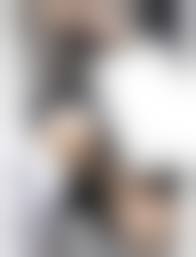 しゃがみパンチラママ|子連れママさんがしゃがみ込んでパンツ丸見えエロ画像 | パンチラ109