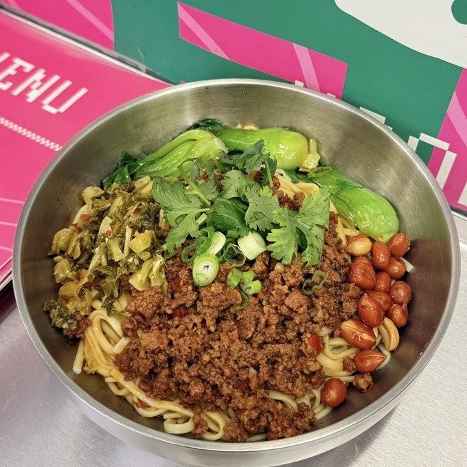 Loong Noodles by null