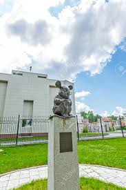 sibirien mouse|Monument to the laboratory mouse is a sculpture in the city of Novosibirsk  in Siberia, Russia. The mighty mouse, with glasses, dressed in a lab coat  Stock Photo - Alamy