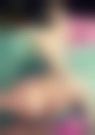 白人レイプ|アフロマンは銃を使って白人女性をレイプで脅迫します。女性はおびえています。黒いマスクをした危険な認識できない男性は銃を脅かしています。レイプと刑事のテーマ。社会問題と問題の写真素材・画像素材  Image 176633455