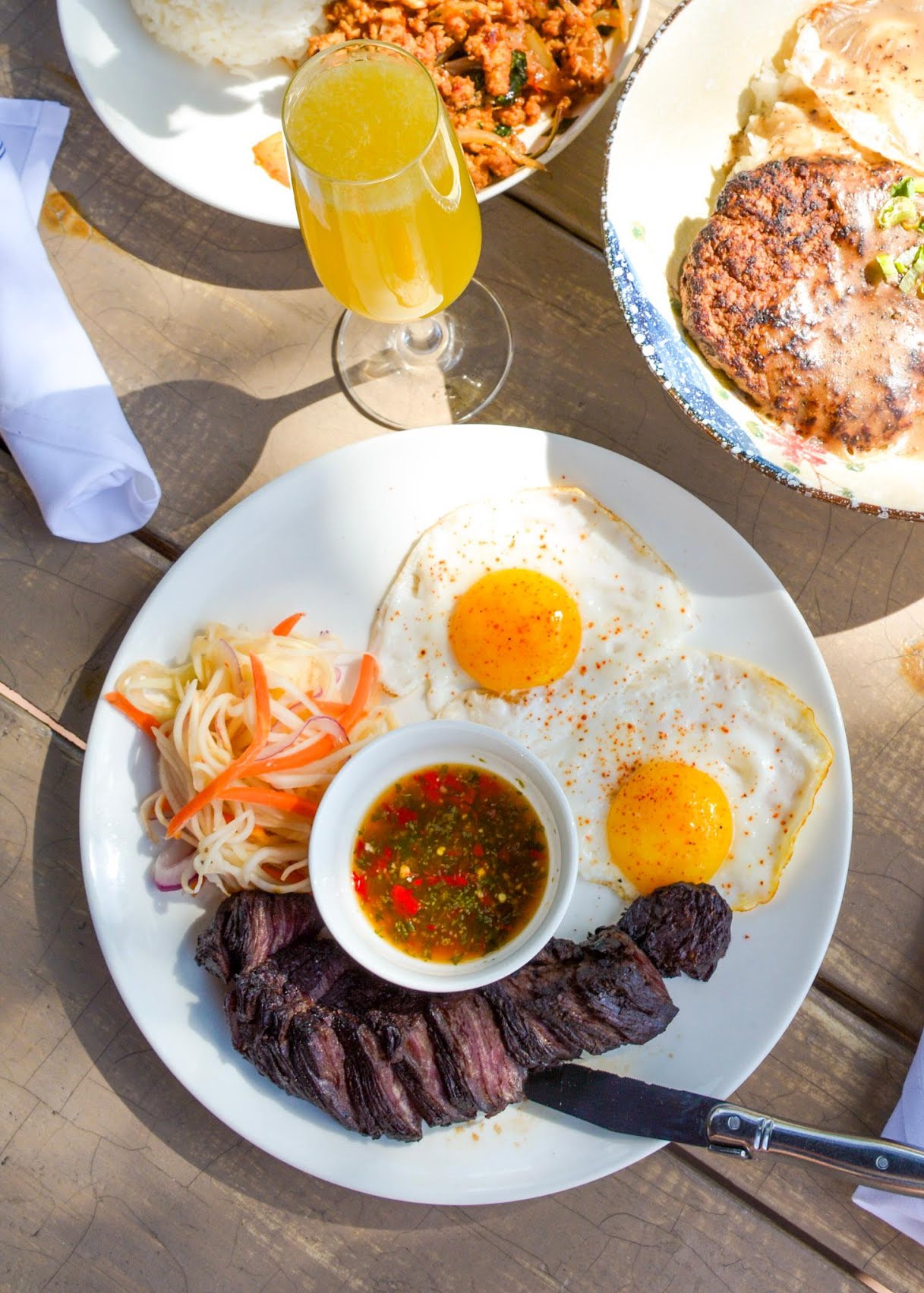 Lee’s Kitchen + Cocktails by null