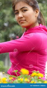 девочки малолетки|Портрет Мило Улыбающаяся Маленькая Девочка Школьница Подросток В Купальнике  Изолированы — стоковые фотографии и другие картинки Бикини - iStock