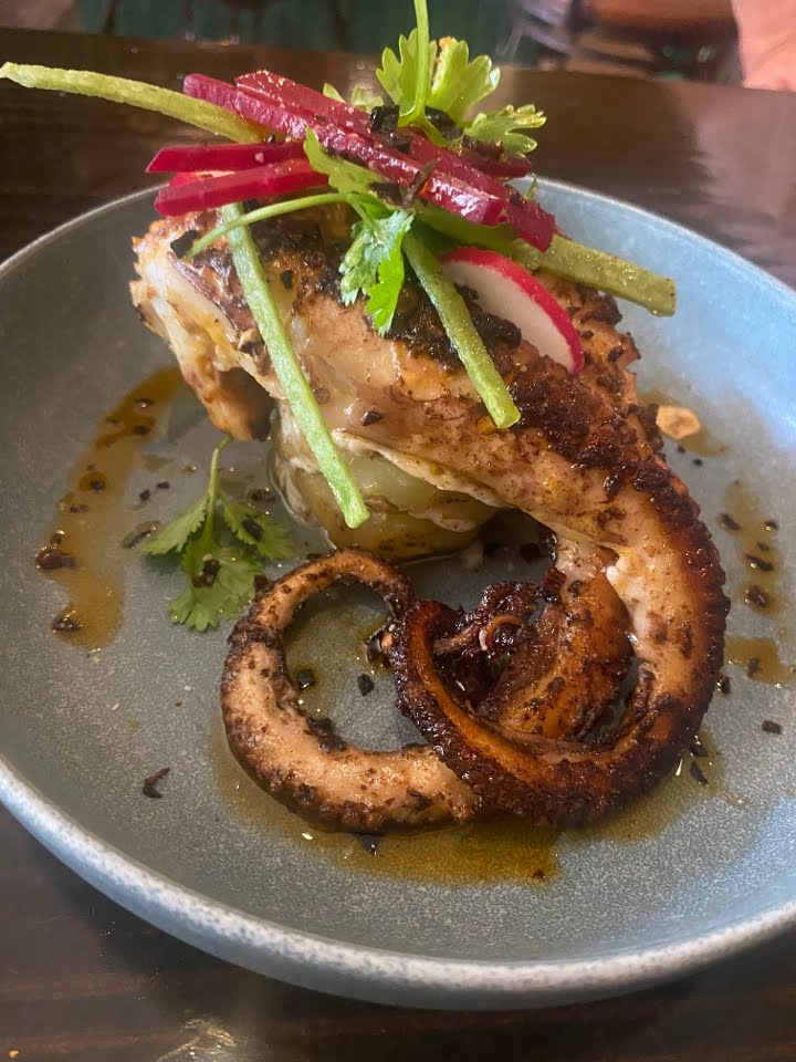 Fonda Del Barrio by null