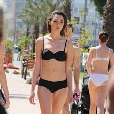 Gal gadot wonder woman in black mini jpg x Gal gadot sexy pics