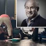 Wereldberoemde schrijver Salman Rushdie (75) in nek gestoken op podium in staat New York