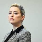 Amber Heard vraagt ​​rechtbank om proces nietig te verklaren vanwege 'verkeerd jurylid'